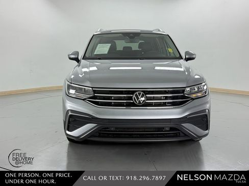 Used 2022 Volkswagen Tiguan SE w/ Panoramic Sunroof Package FWD image 2