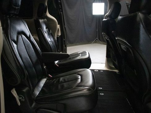 Used 2022 Chrysler Pacifica Touring-L image 18