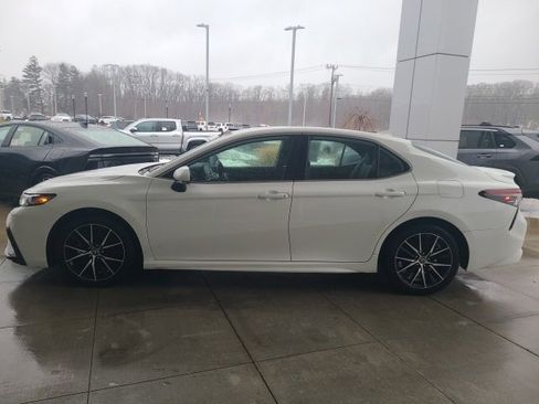 Used 2024 Toyota Camry SE image 4