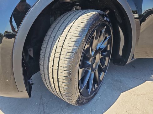 Used 2023 Tesla Model Y Long Range image 33