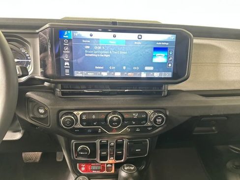 Used 2024 Jeep Wrangler Unlimited image 21