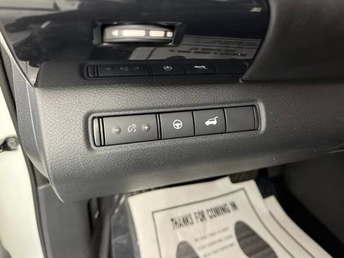 Used 2022 Nissan Pathfinder SV w/ SV Premium Package FWD image 32
