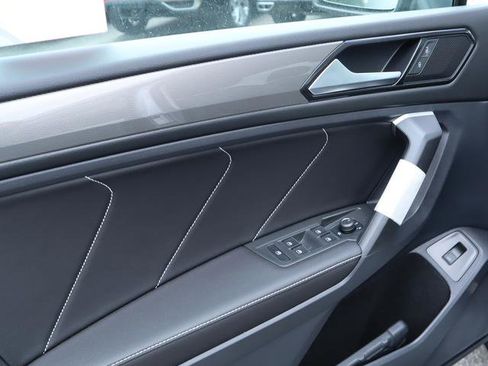 New 2024 Volkswagen Tiguan SE w/ Panoramic Sunroof Package image 10