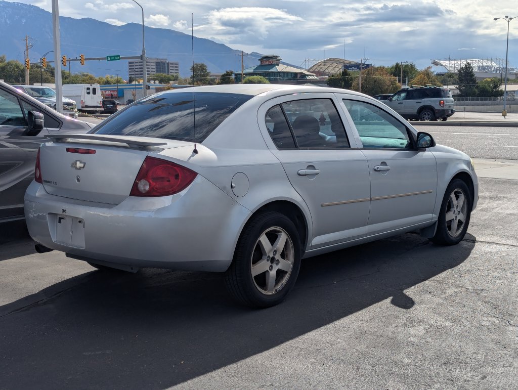 Used 2005 Chevrolet Cobalt LS w/ Preferred Equipment Group FWD image 4