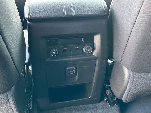 Used 2023 Chevrolet Traverse LT FWD image 23