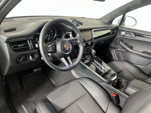 Certified 2025 Porsche Macan image 4