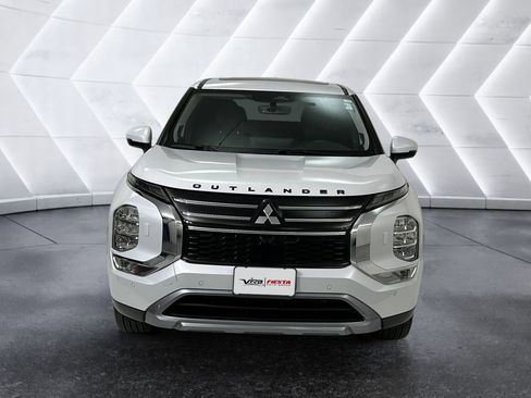 Used 2025 Mitsubishi Outlander SE image 2