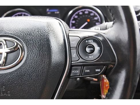 Used 2020 Toyota Camry SE FWD image 16