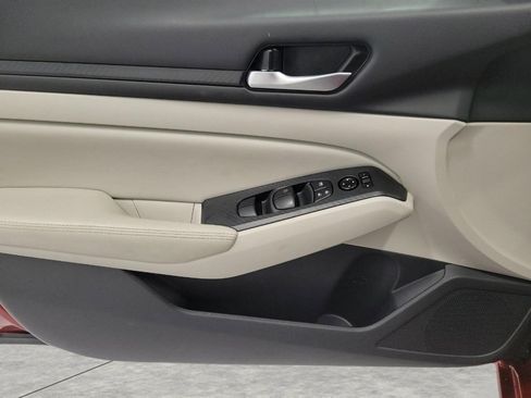 Used 2025 Nissan Altima 2.5 SV FWD image 54
