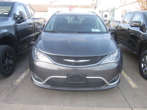 Used 2017 Chrysler Pacifica Touring-L image 2