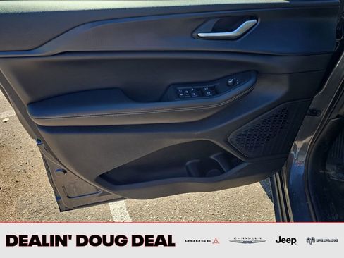 Used 2023 Jeep Grand Cherokee Altitude image 11