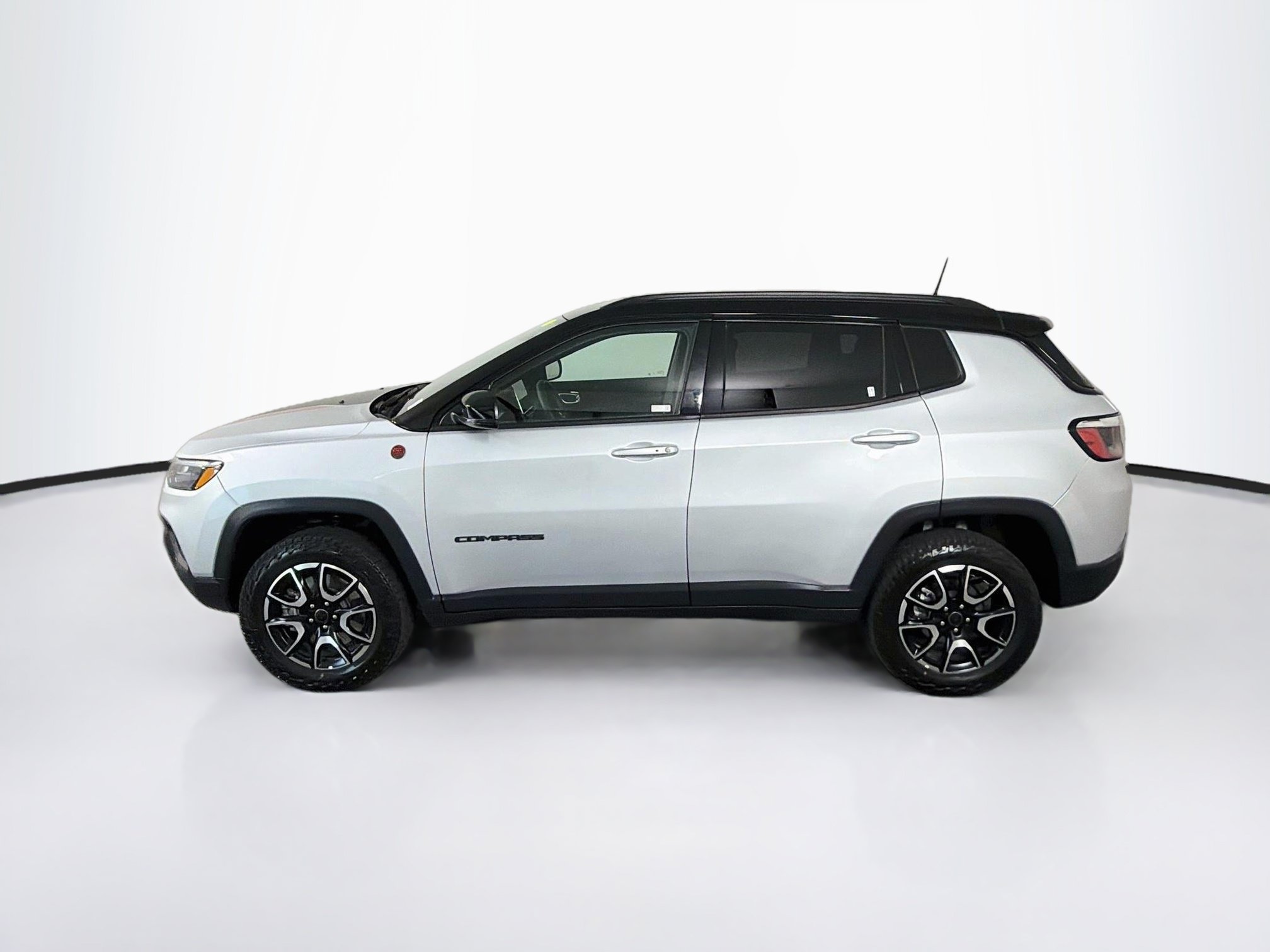Used 2025 Jeep Compass Trailhawk AWD/4WD image 4