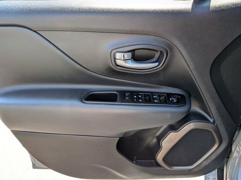 Used 2023 Jeep Renegade Latitude AWD/4WD image 31