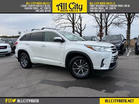 Used 2017 Toyota Highlander XLE w/ Carpet Mat Package image 1