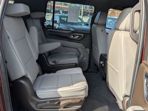 Used 2022 GMC Yukon XL SLT w/ SLT Luxury Package image 19