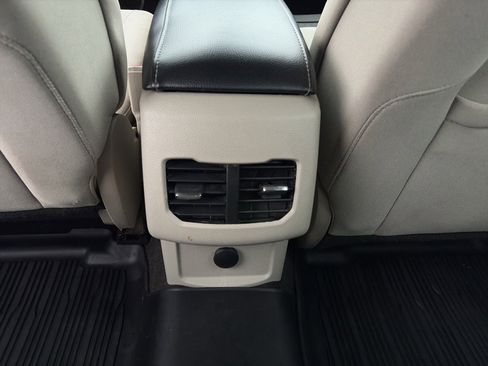 Used 2019 Ford Fusion SE image 18