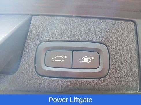 Used 2022 Volvo XC60 B5 Momentum w/ Advanced Package image 12