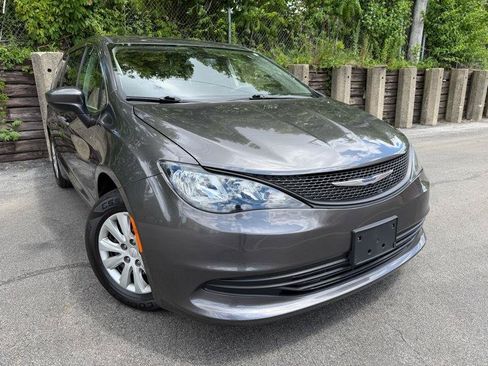 Used 2020 Chrysler Voyager L FWD image 3