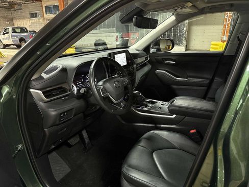 Used 2023 Toyota Highlander XLE image 30