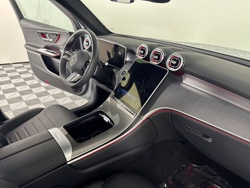 Used 2025 Mercedes-Benz GLC 350e 4MATIC image 18