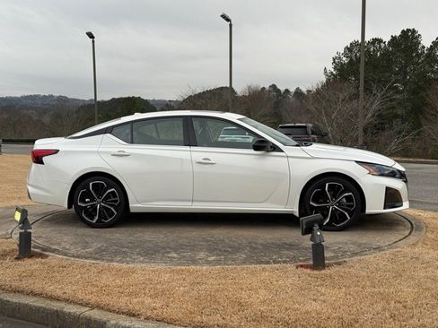 Used 2023 Nissan Altima 2.5 SR w/ SR Premium Package image 8