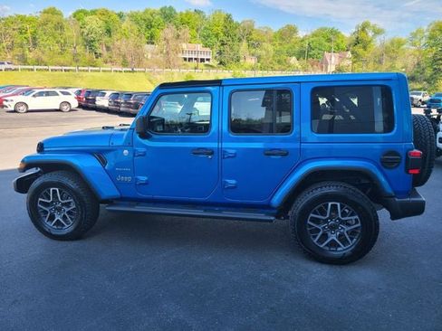 Used 2024 Jeep Wrangler Unlimited Sahara w/ Technology Group AWD/4WD image 2