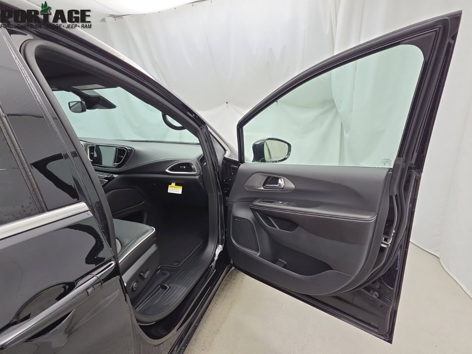 New 2027 Chrysler Pacifica Limited w/ Family Tech Group AWD/4WD image 48