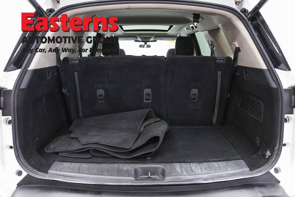 Used 2024 Nissan Pathfinder SV w/ SV Premium Package AWD/4WD image 9