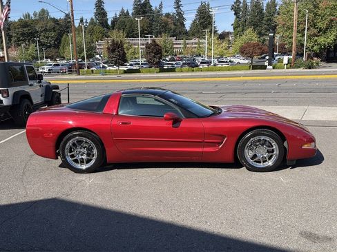 Used 1999 Chevrolet Corvette Coupe w/ Roof Pkg RWD image 11