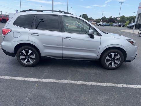 Used 2017 Subaru Forester 2.5i Limited AWD/4WD image 2