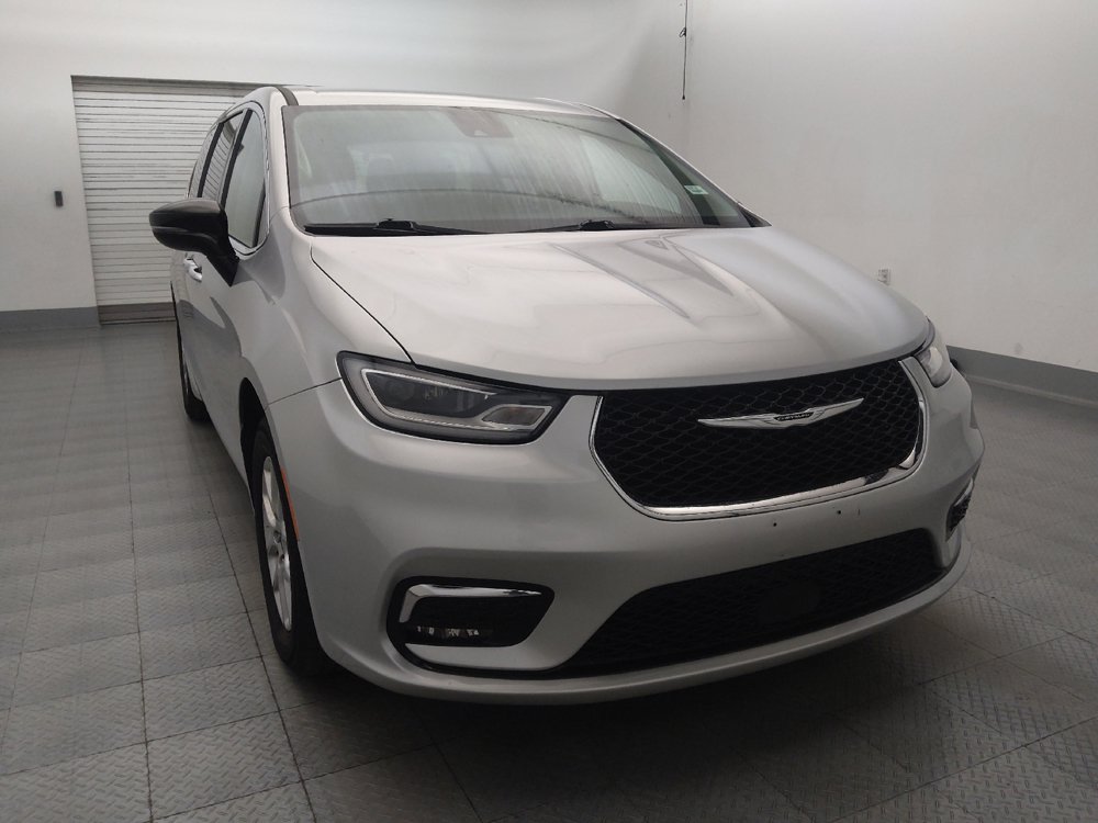 Used 2024 Chrysler Pacifica Touring-L FWD image 14