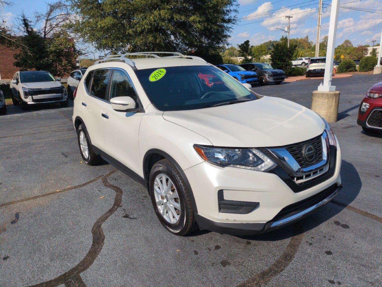Used 2018 Nissan Rogue SV FWD image 1