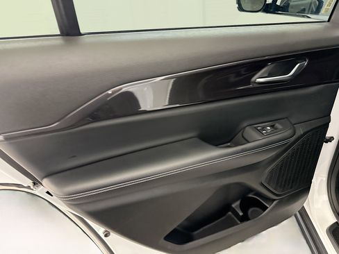 Used 2023 Jeep Grand Cherokee L Laredo image 27