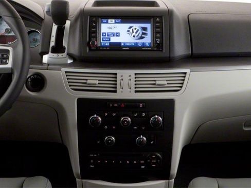 Used 2010 Volkswagen Routan SE FWD image 9