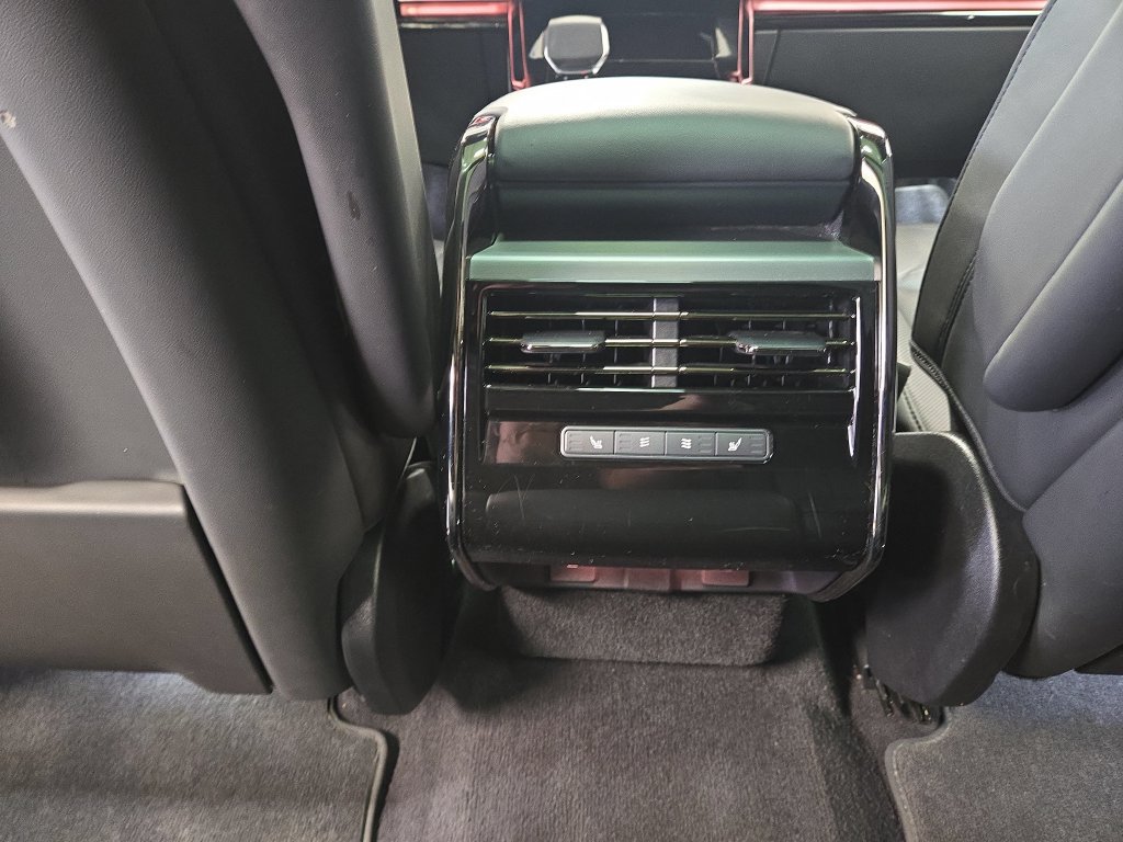 Used 2025 Land Rover Range Rover Sport SE AWD/4WD image 14