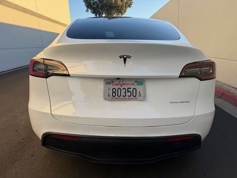 Used 2022 Tesla Model Y Long Range image 9