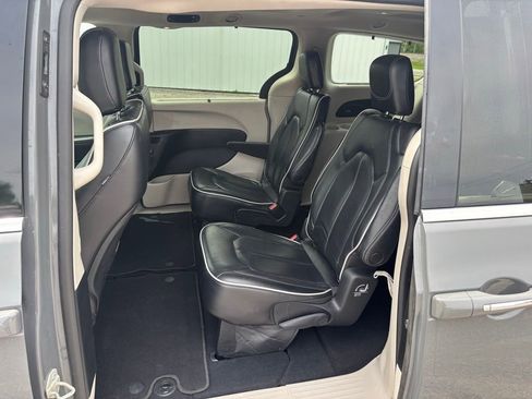 Used 2023 Chrysler Pacifica Limited FWD image 15