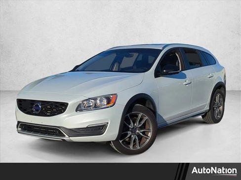Used 2018 Volvo V60 T5 Cross Country w/ Convenience Package image 1