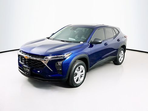 Used 2024 Chevrolet Trax LS w/ Driver Confidence Package image 3