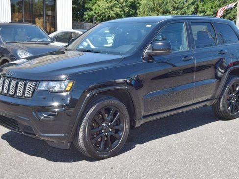 Used 2020 Jeep Grand Cherokee Laredo AWD/4WD image 4