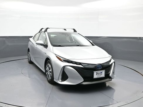 Used 2022 Toyota Prius Prime LE FWD image 3