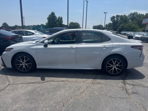 Used 2024 Toyota Camry SE FWD image 3