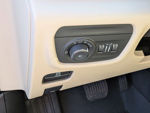 Used 2023 Jeep Grand Cherokee L Limited w/ Black Appearance Package image 14