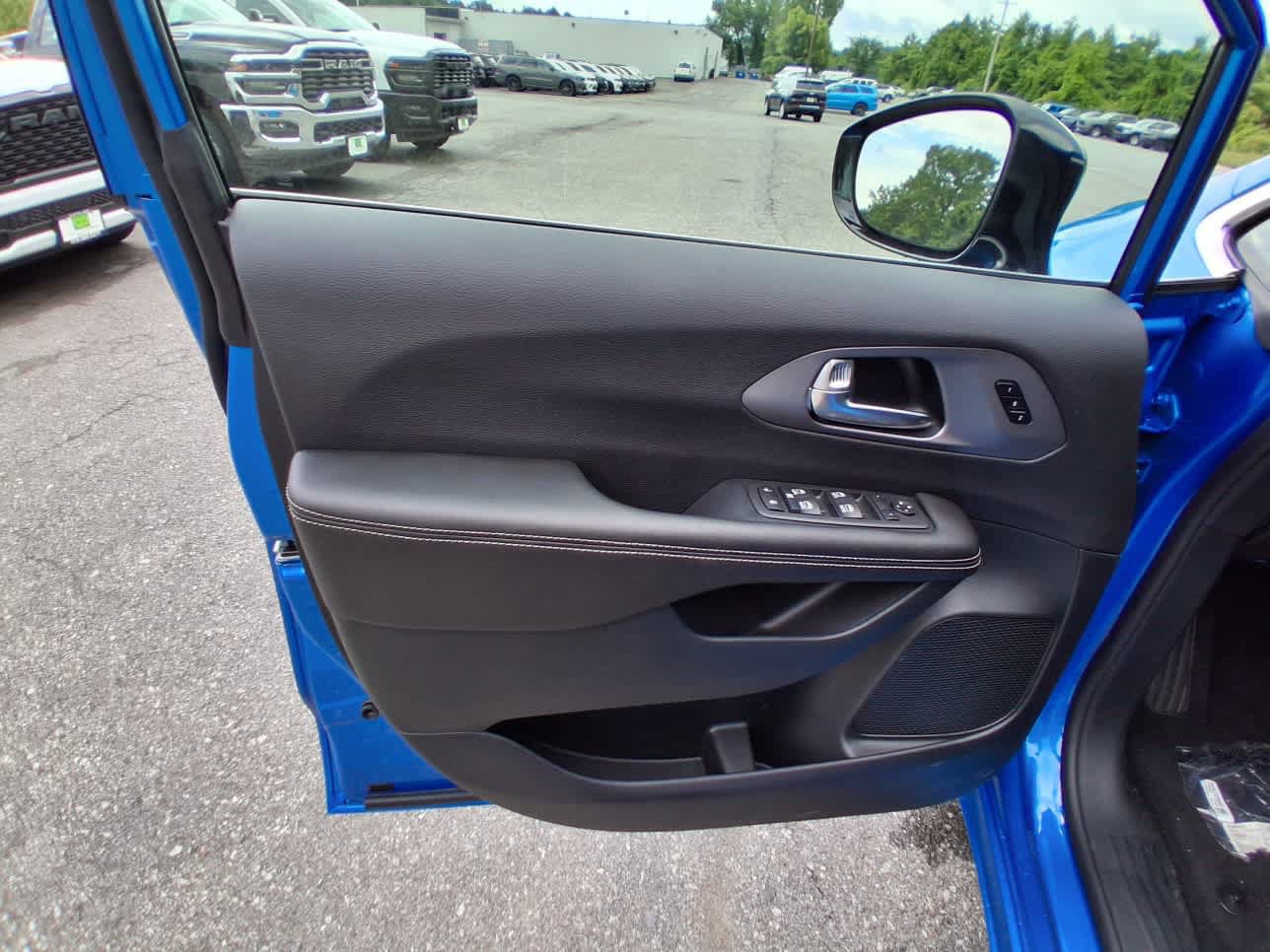 New 2027 Chrysler Pacifica Select AWD/4WD image 9
