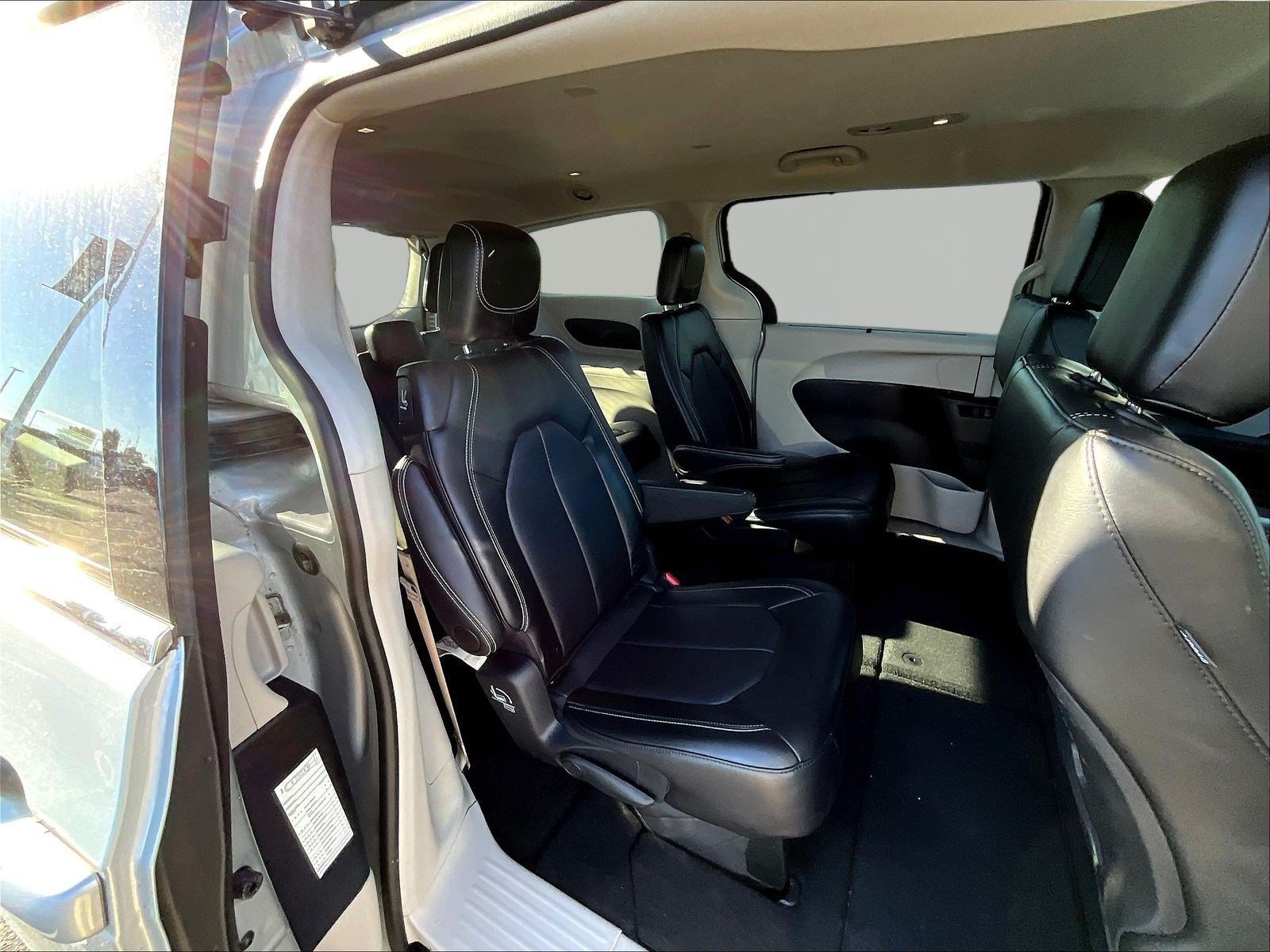 Used 2024 Chrysler Pacifica Touring-L FWD image 24