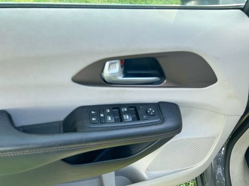 Used 2017 Chrysler Pacifica Touring-L w/ Tire & Wheel Group FWD image 14