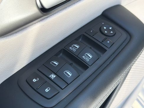 Used 2024 Chrysler Pacifica Touring-L FWD image 25