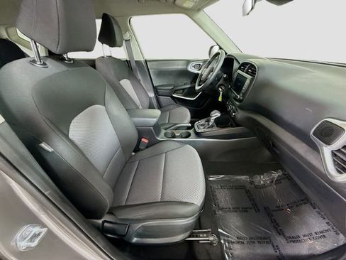 Used 2025 Kia Soul LX w/ LX Technology Package FWD image 25