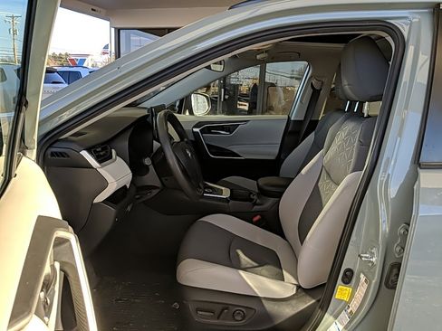 Used 2021 Toyota RAV4 XLE w/ Convenience Package image 14