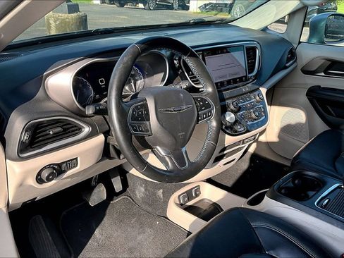 Used 2021 Chrysler Pacifica Touring-L FWD image 5